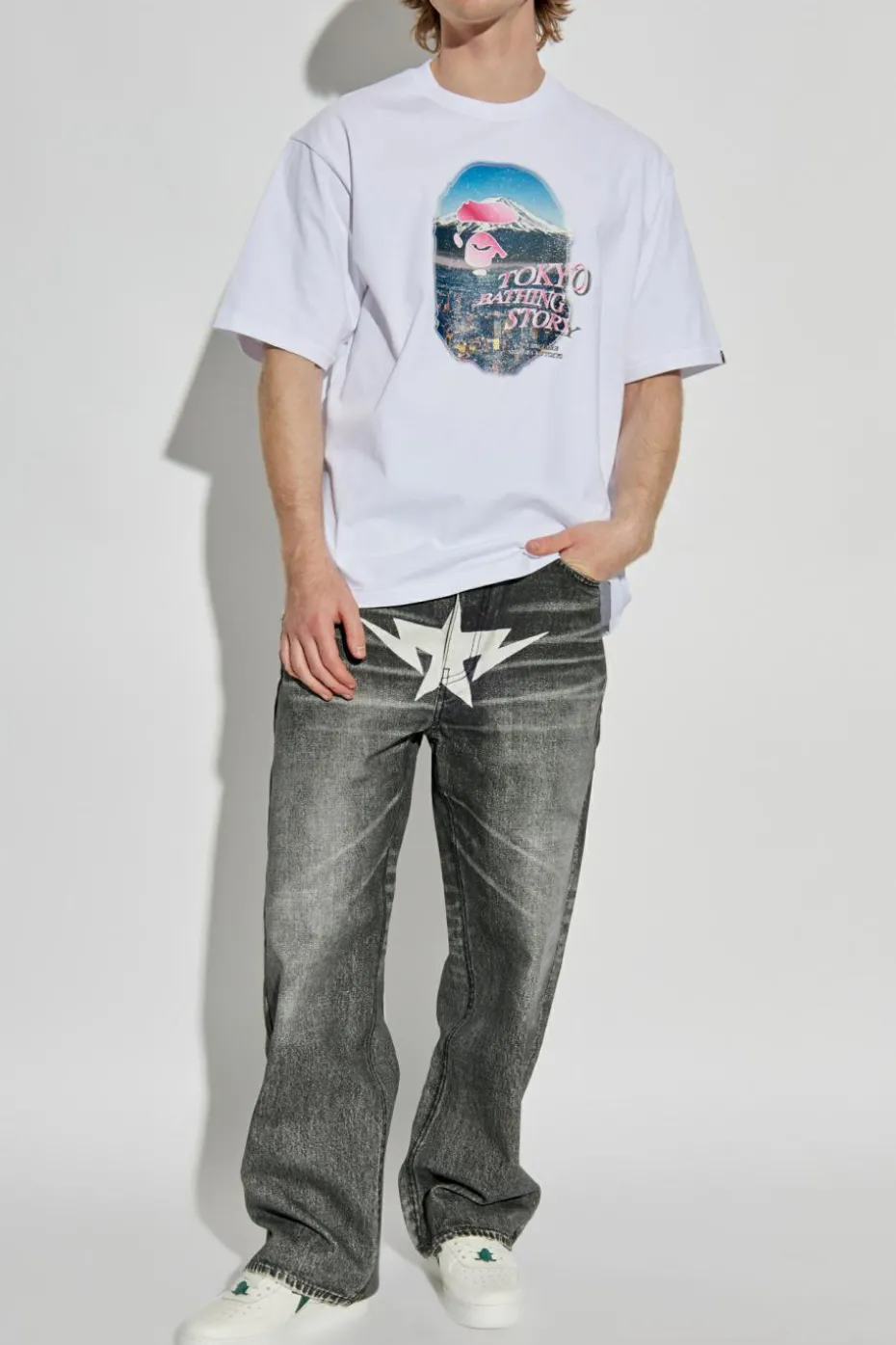 A BATHING APE® BIAŁY T-shirt z kolorowym nadrukiem