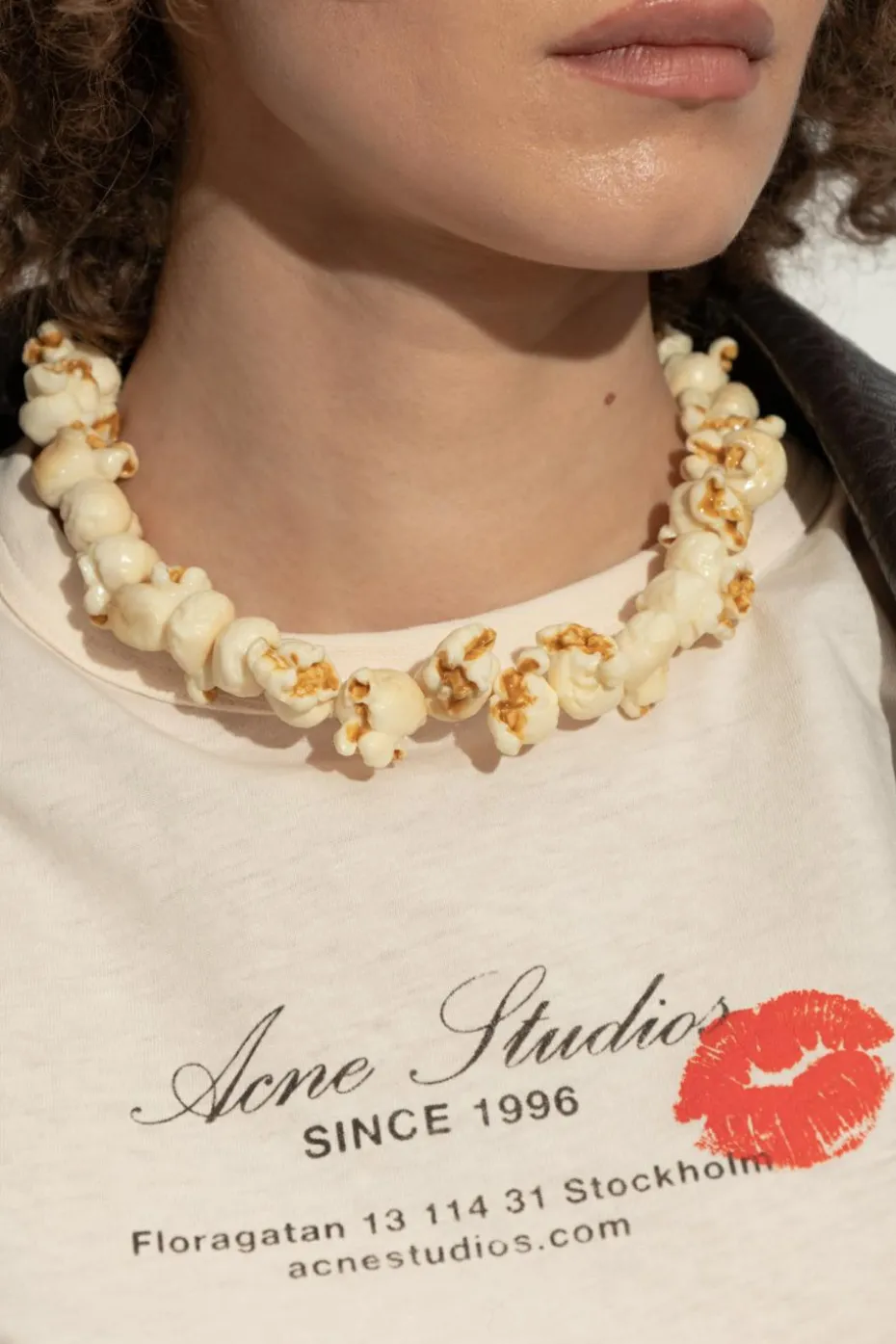 Acne Studios kremowy Naszyjnik z motywem popcornu