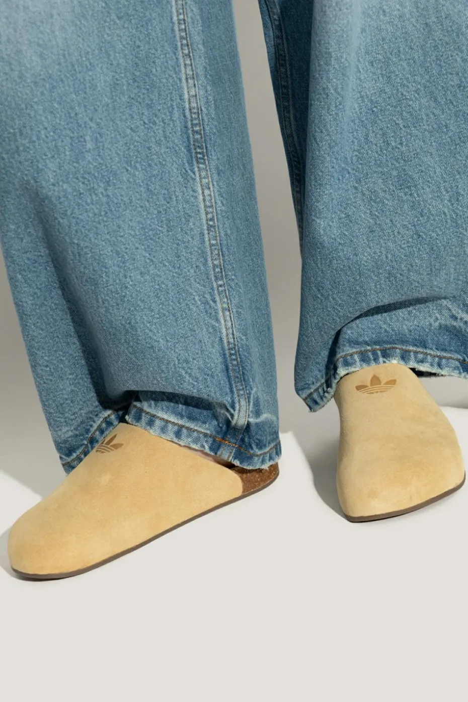 ADIDAS Originals beżowy Zamszowe klapki `Adimule`