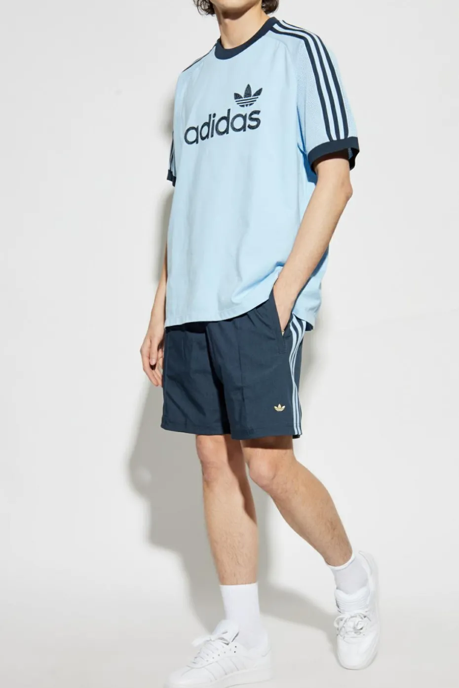 ADIDAS Originals jasnoniebieski T-shirt z logo