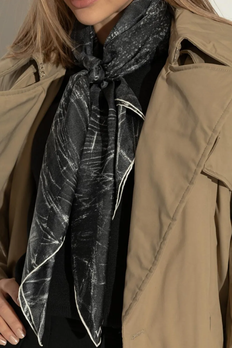 Alexander McQueen CZARNY Jedwabna chusta