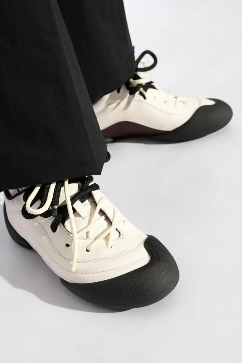 Alexander McQueen kremowy Buty sportowe `Flexion`