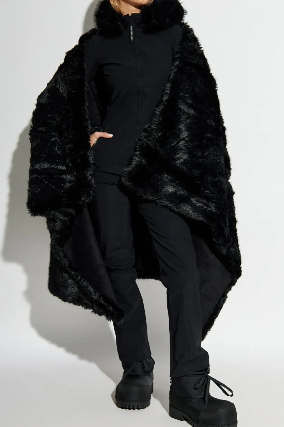 Balenciaga CZARNY Peleryna ze sztucznego futra z kolekcji `Skiwear`