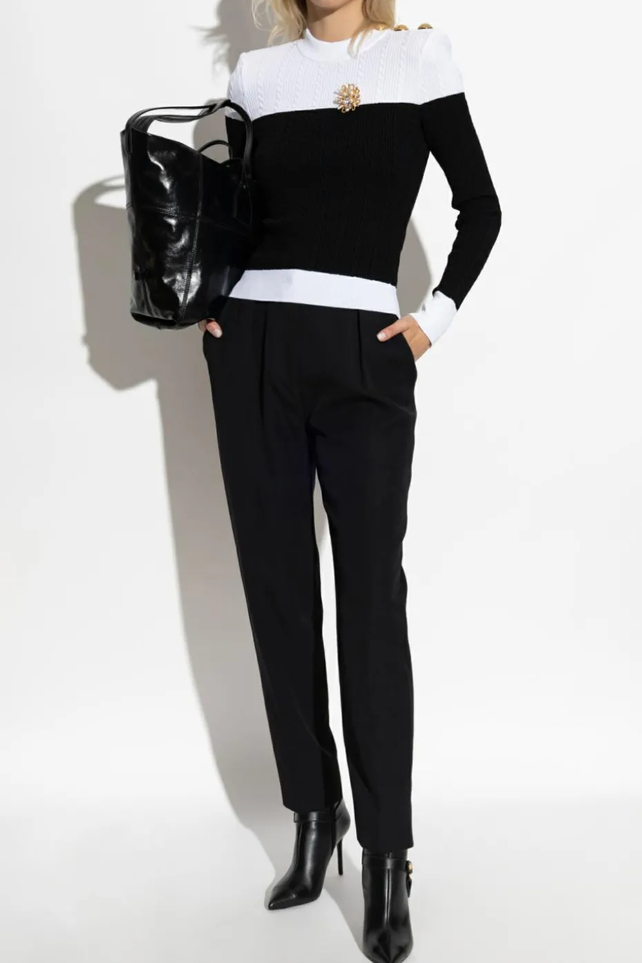 Balmain CZARNY Sweter z dekoracyjnymi guzikami na ramieniu