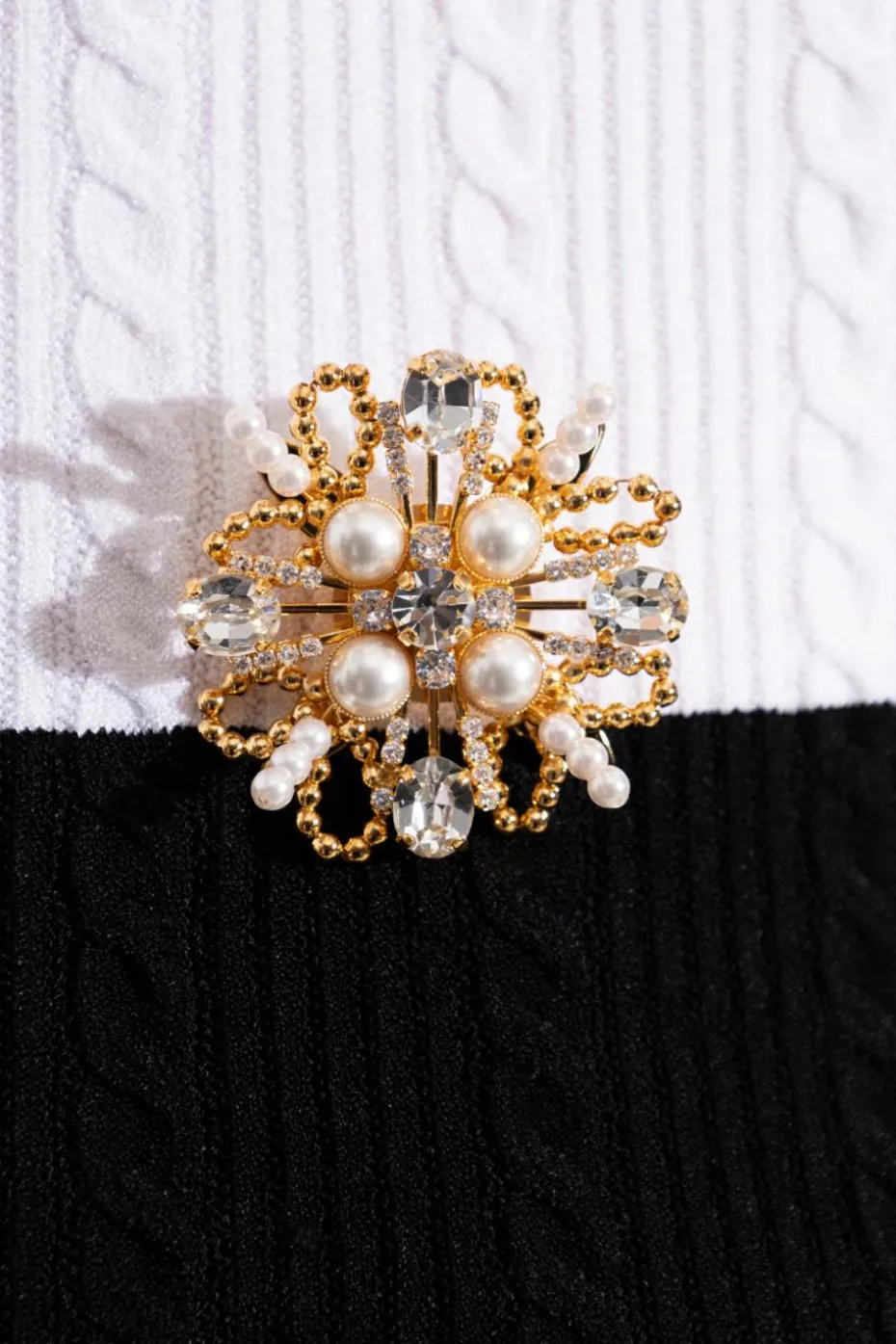 Balmain ZŁOTY Broszka z połyskującymi kryształami
