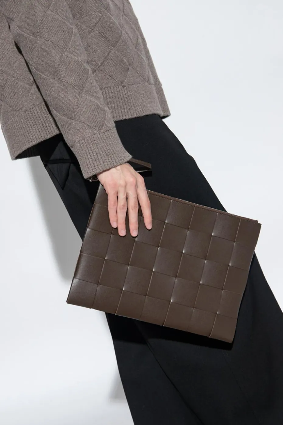 Bottega Veneta BRĄZOWY Skórzana torba do ręki ‘Pouch Large’