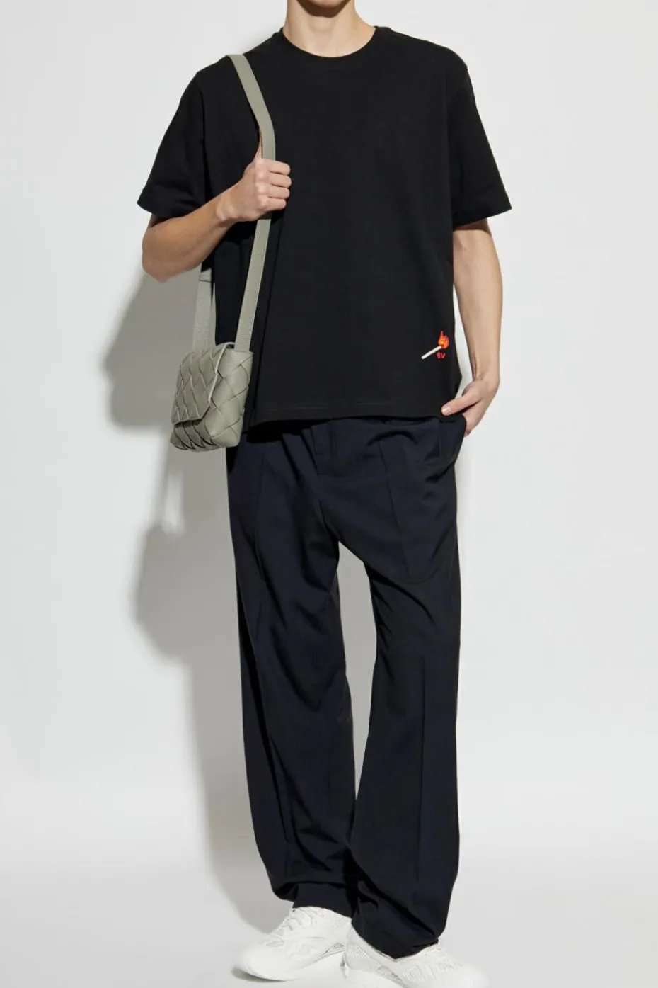 Bottega Veneta CZARNY T-shirt z haftem