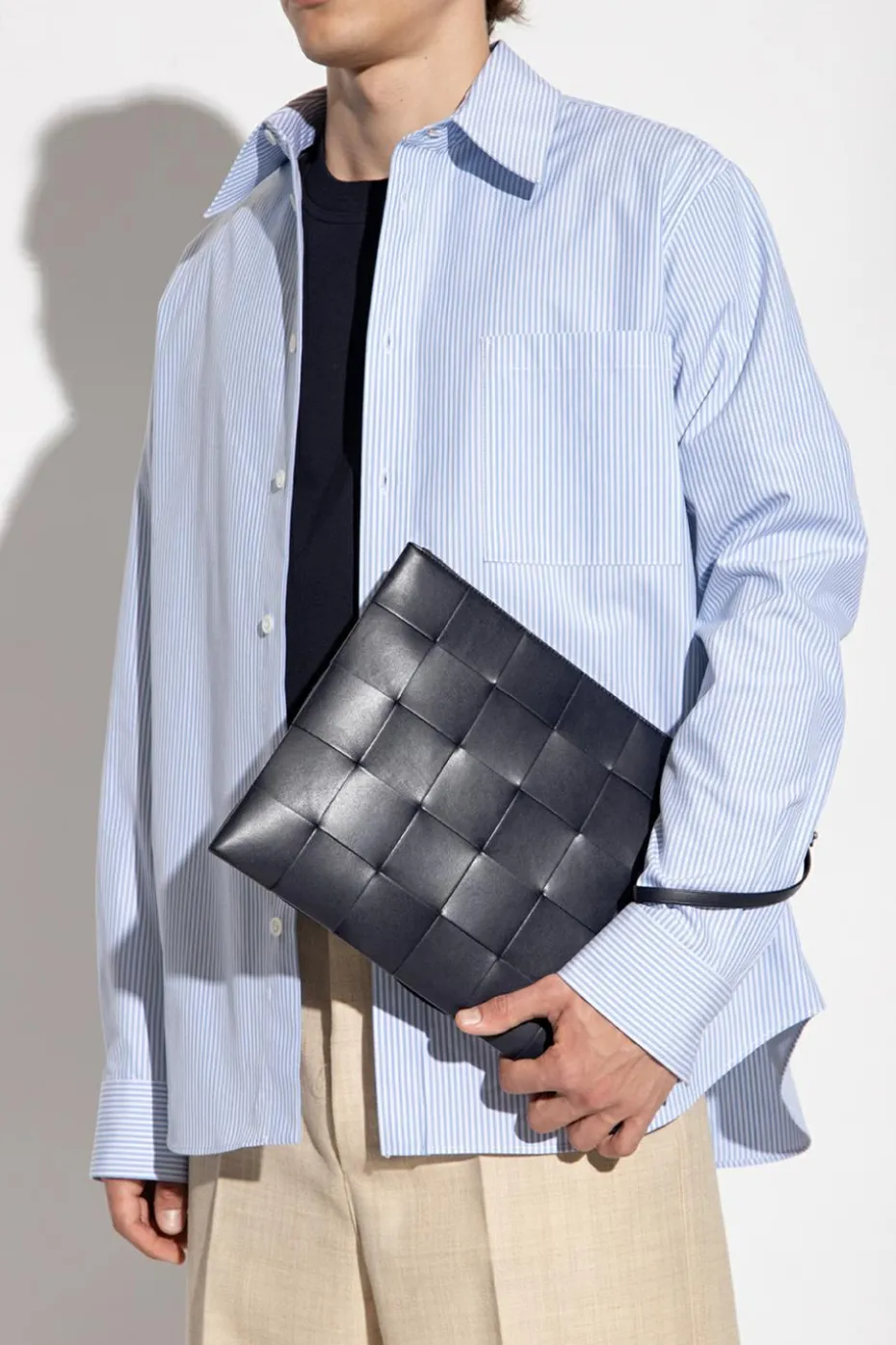 Bottega Veneta GRANATOWY Skórzana torba do ręki ‘Pouch Large’
