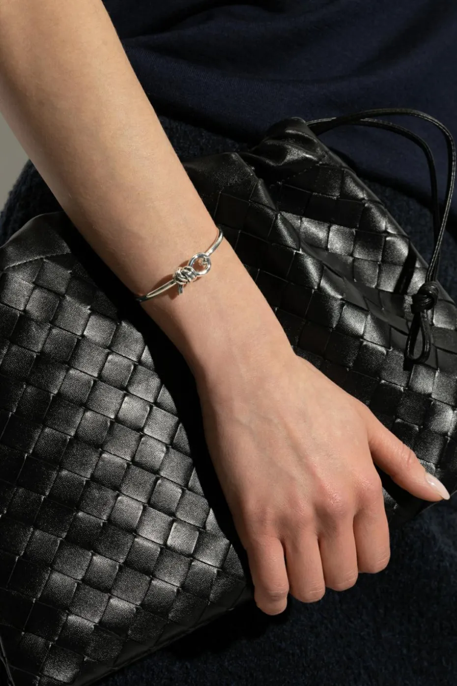 Bottega Veneta SREBRNY Srebrna bransoleta z charakterystycznym węzłem