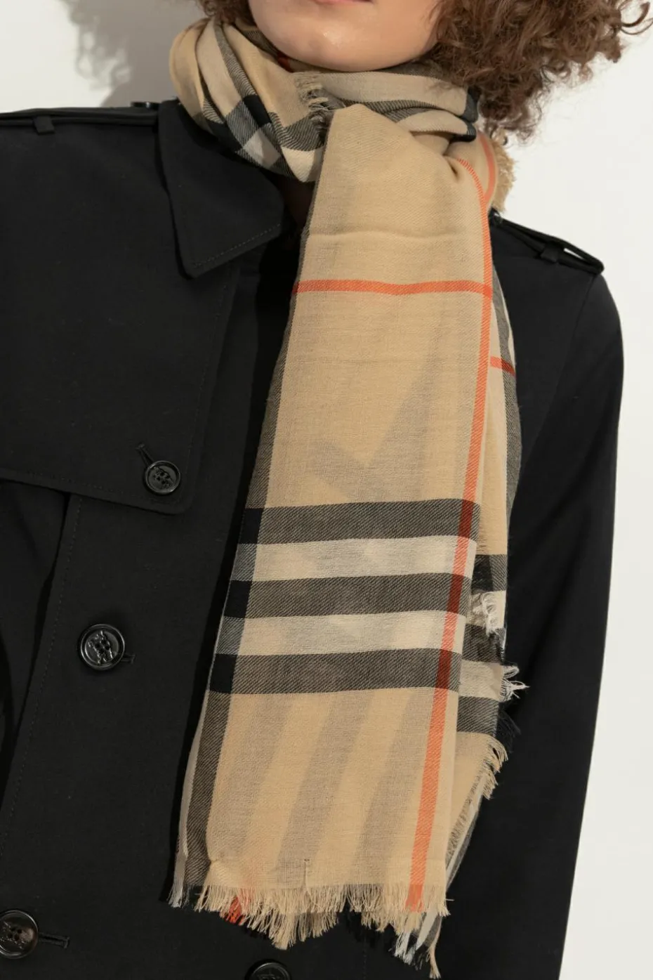 Burberry beżowy Wełniany szal ze wzorem w kratę
