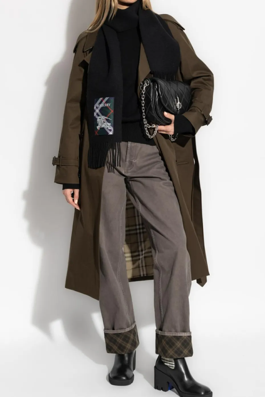 Burberry CZARNY Wełniany sweter z naszywką z logo