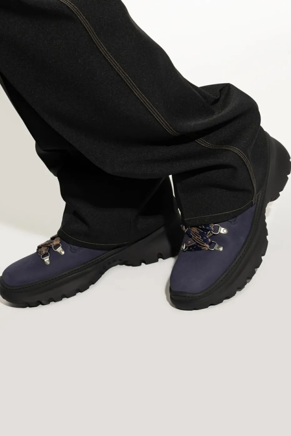 Burberry GRANATOWY Zamszowe buty `Scoot` za kostkę