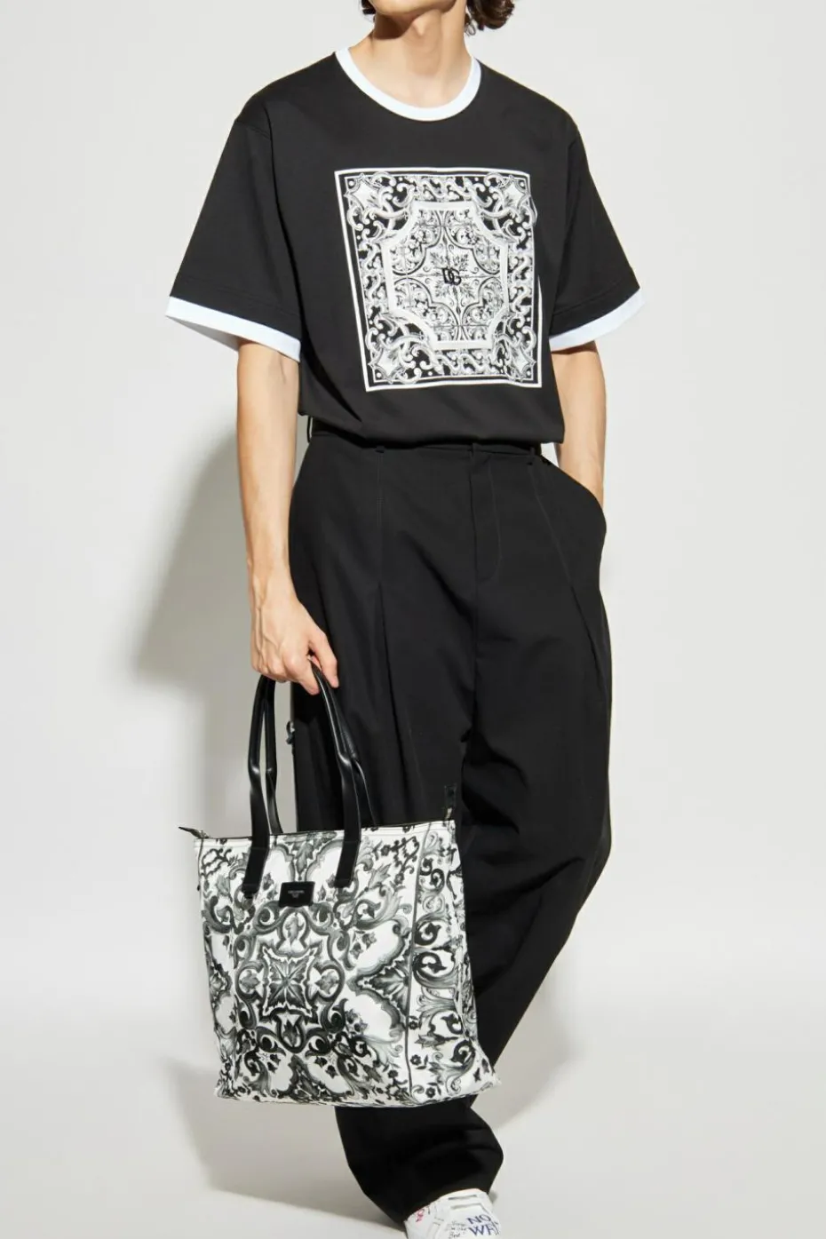 Dolce & Gabbana CZARNY T-shirt z nadrukiem `Majolica`