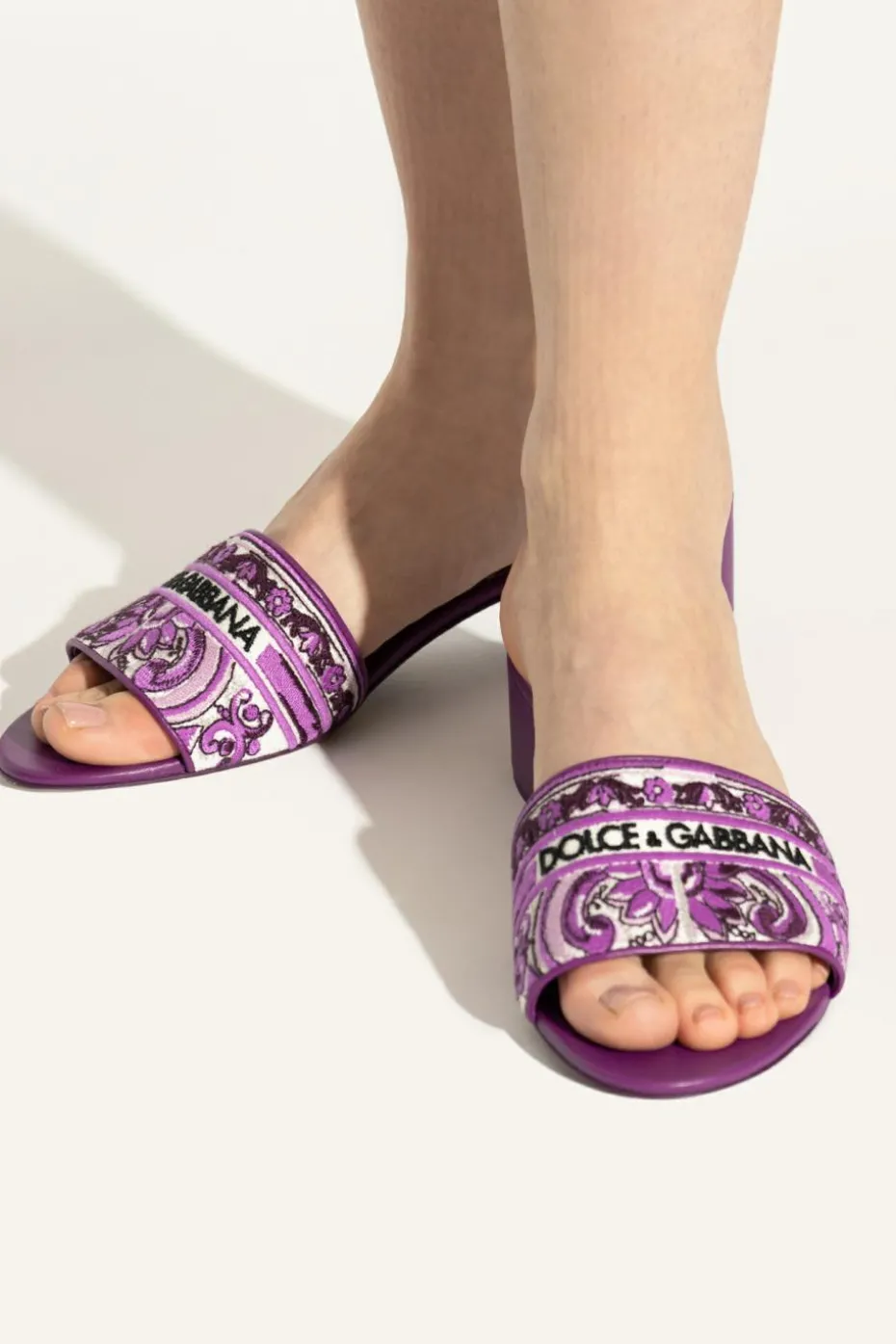 Dolce & Gabbana FIOLETOWY Klapki na obcasie ze wzorem `Majolica`