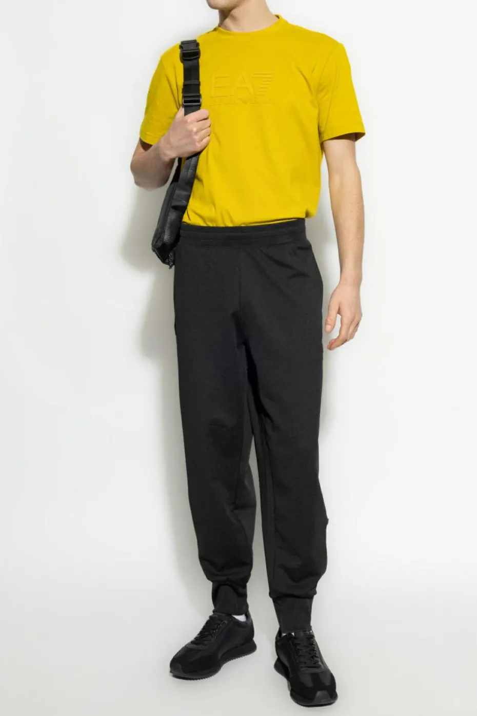 EA7 Emporio Armani CZARNY Spodnie z naszywką z logo