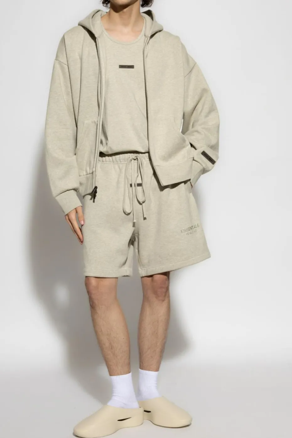 Fear Of God Essentials kremowy T-shirt z logo