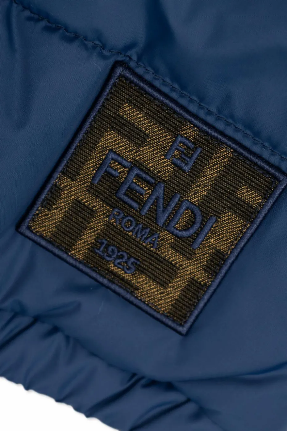 Fendi Kids GRANATOWY Ocieplana kurtka z naszywką z logo
