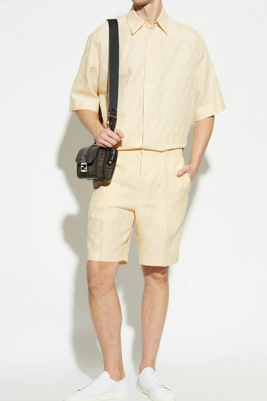 Fendi kremowy Szorty z monogramem
