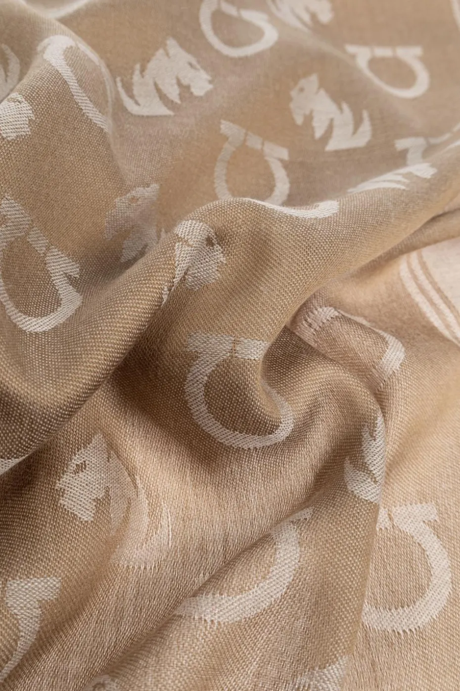 FERRAGAMO beżowy Szal z monogramem