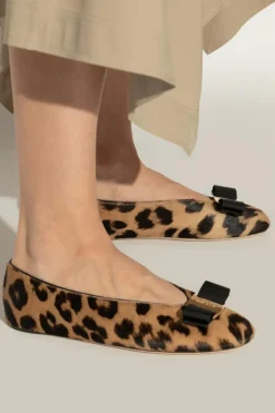 FERRAGAMO BRĄZOWY Baleriny z motywem zwierzęcym