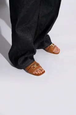 FERRAGAMO BRĄZOWY Skórzane klapki ‘Leah’