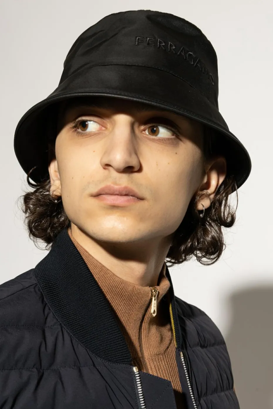 FERRAGAMO CZARNY Czapka typu `bucket`