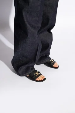 FERRAGAMO CZARNY Klapki ‘Leah’