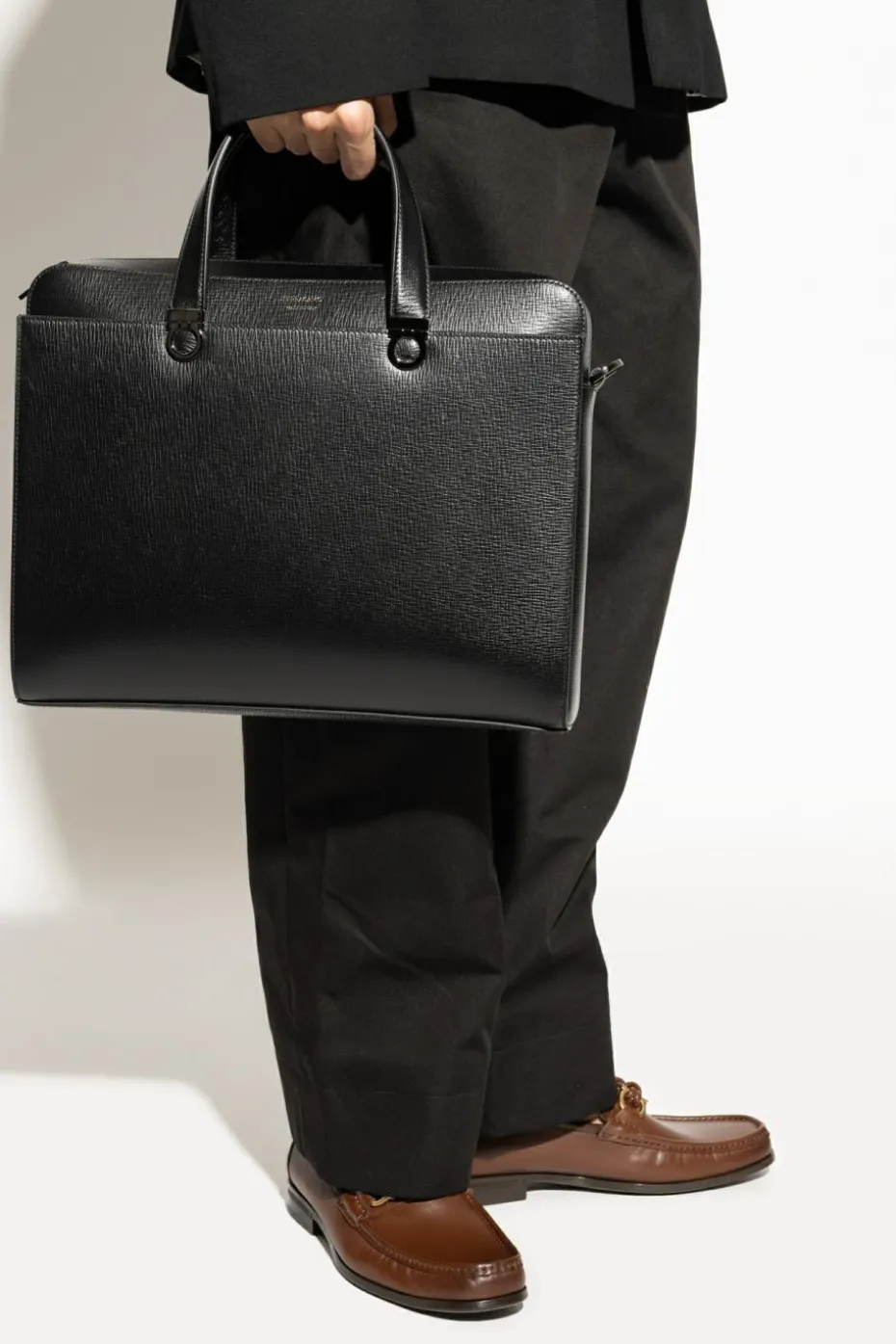 FERRAGAMO CZARNY Skórzana aktówka z logo