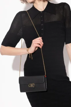 FERRAGAMO CZARNY Skórzany portfel na łańcuchu