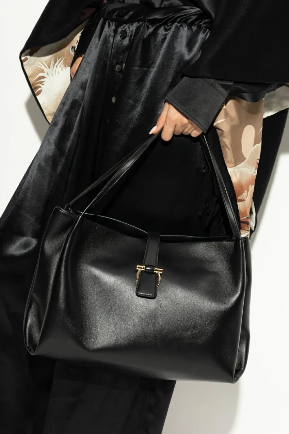 FERRAGAMO CZARNY Torba typu `shopper` rozmiar `medium`