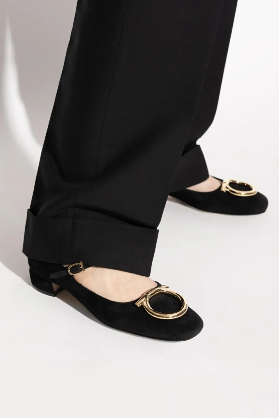 FERRAGAMO CZARNY Zamszowe buty na obcasie