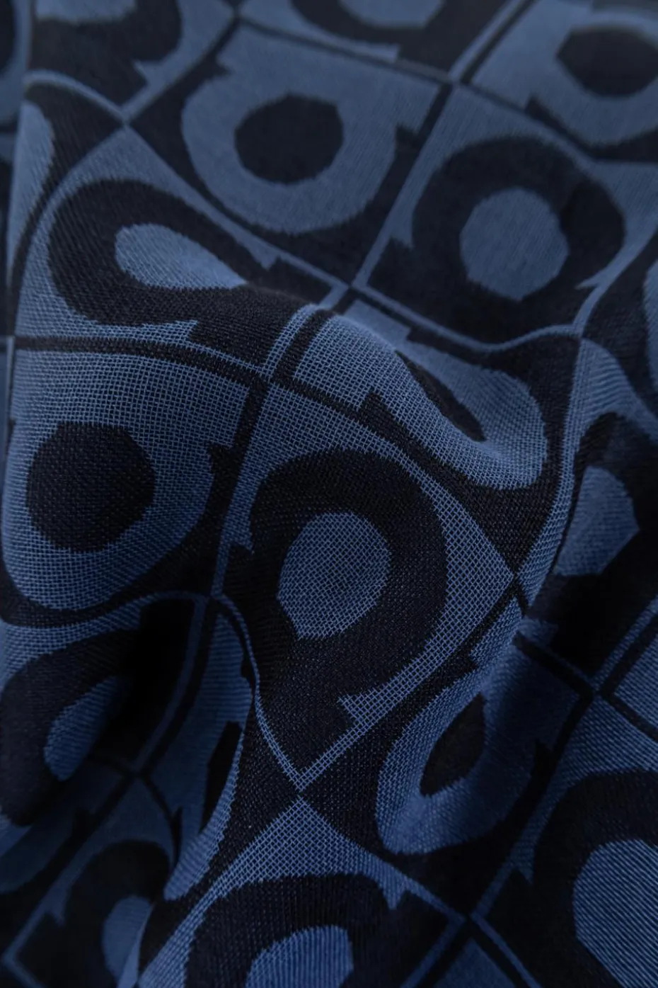 FERRAGAMO GRANATOWY Szal z logo