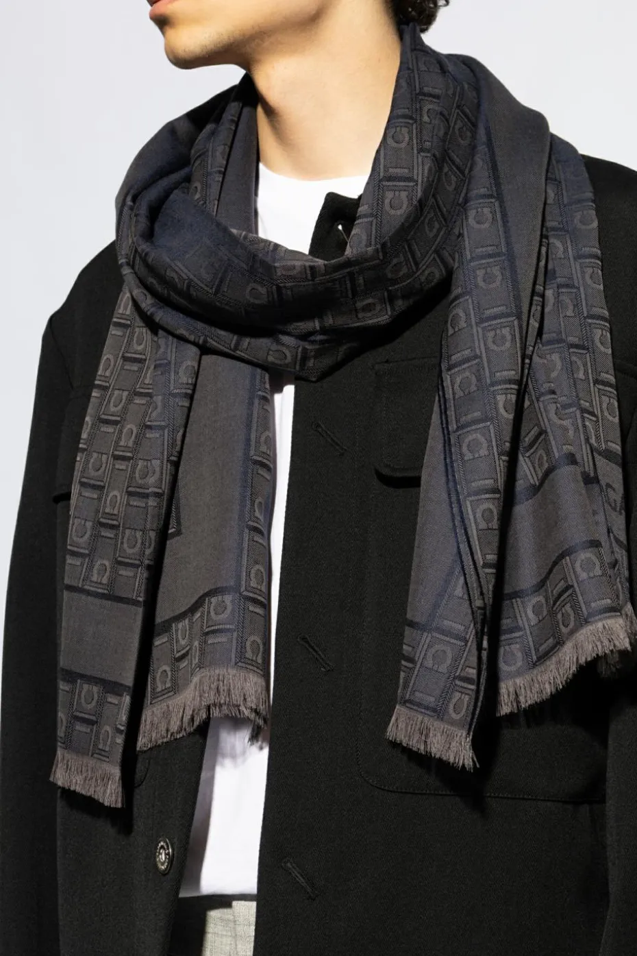 FERRAGAMO GRANATOWY Szal z monogramem