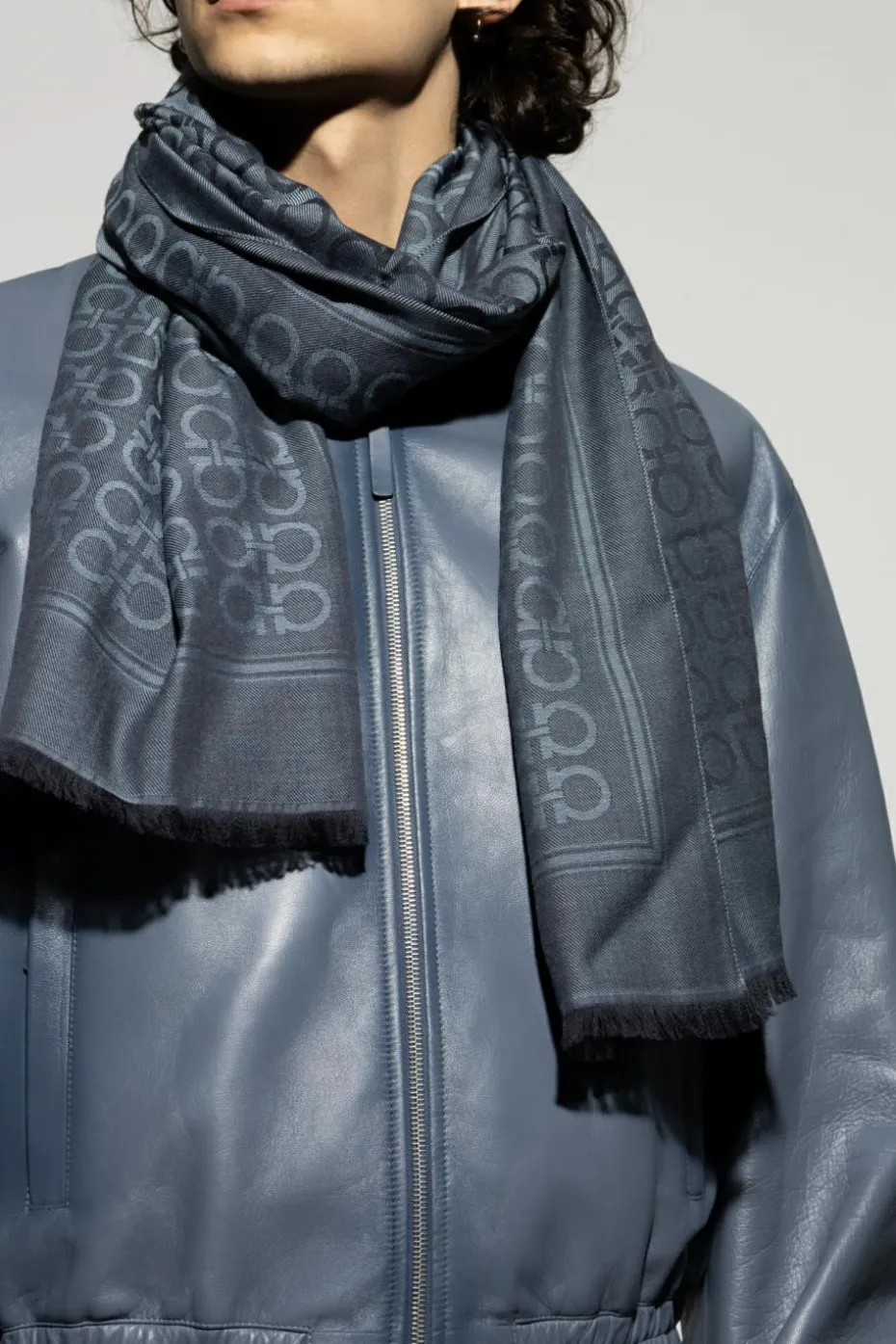 FERRAGAMO GRANATOWY Szal z monogramem