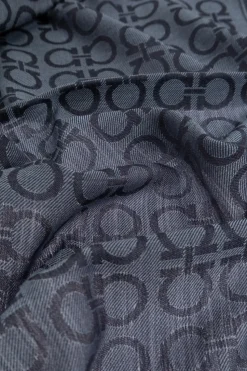 FERRAGAMO GRANATOWY Szal z monogramem