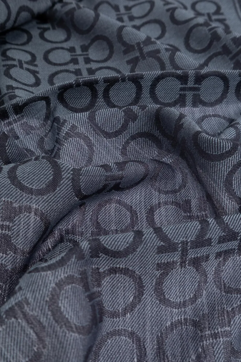 FERRAGAMO GRANATOWY Szal z monogramem