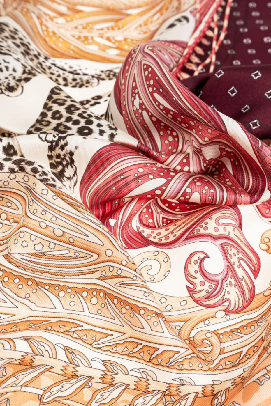 FERRAGAMO MULTIKOLOR Jedwabna chusta z nadrukiem