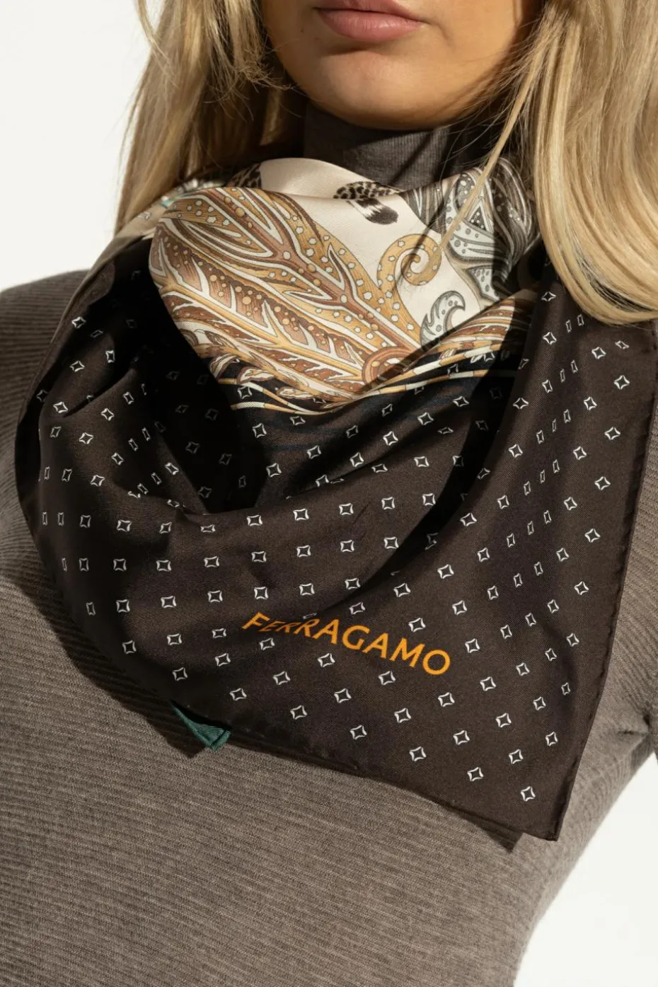 FERRAGAMO MULTIKOLOR Jedwabna chusta z nadrukiem