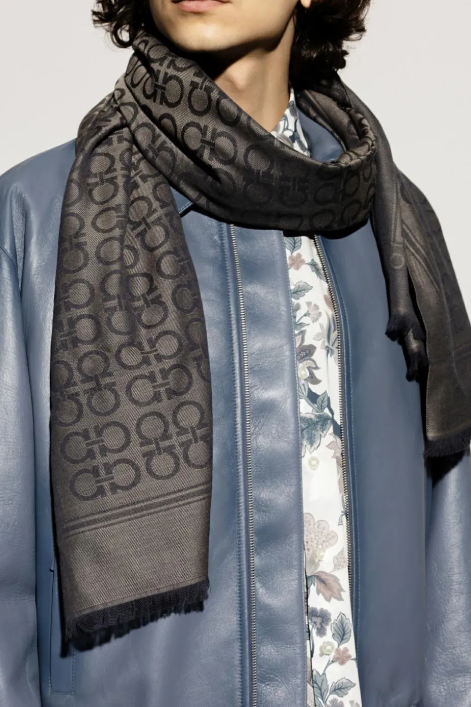 FERRAGAMO SZARY Szal z monogramem