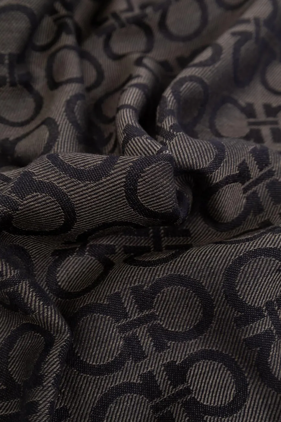 FERRAGAMO SZARY Szal z monogramem