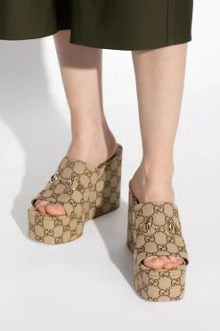 Gucci beżowy Klapki na koturnie