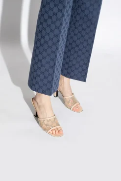 Gucci beżowy Klapki na obcasie z monogramem