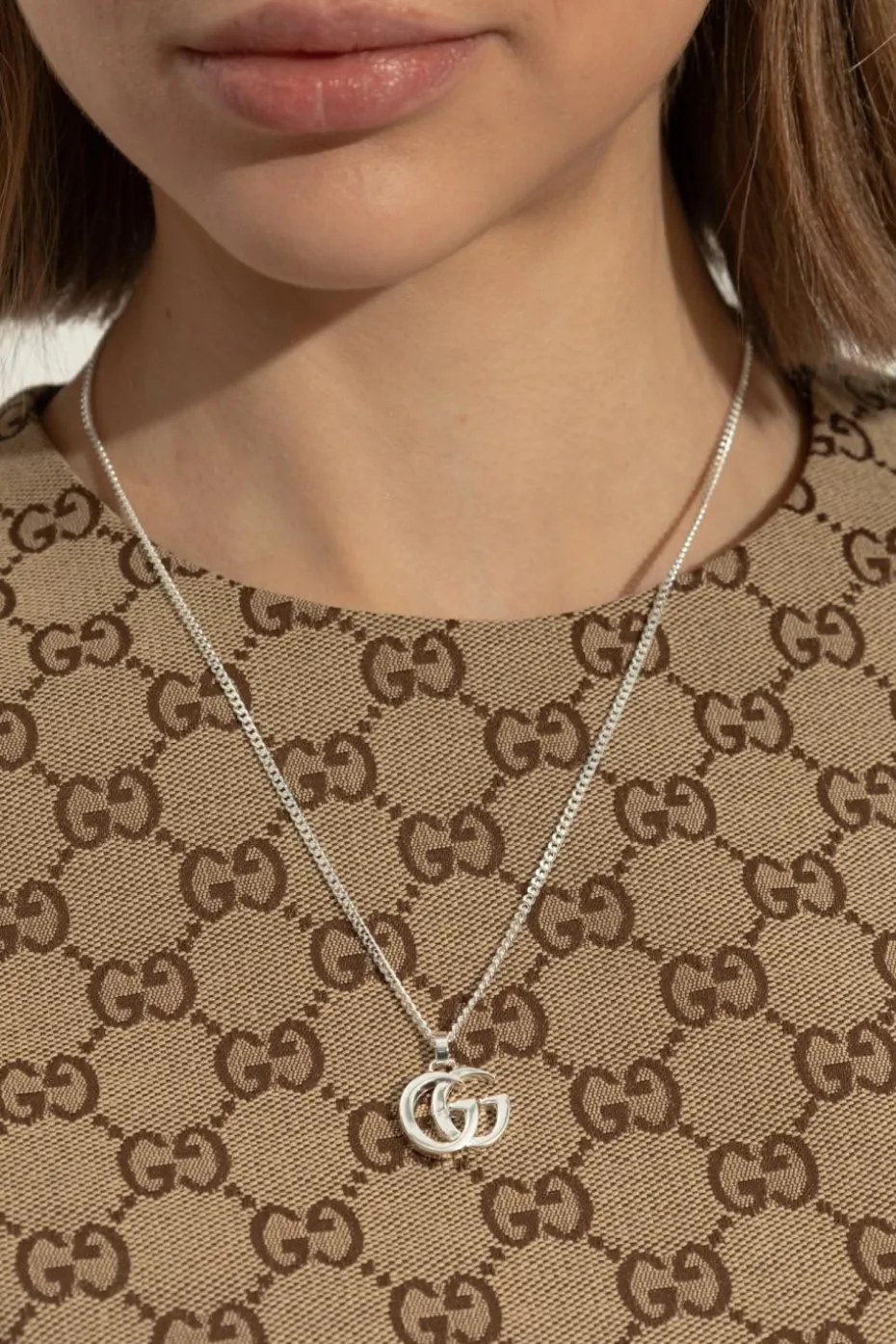 Gucci SREBRNY Srebrny naszyjnik z zawieszką w kształcie logo