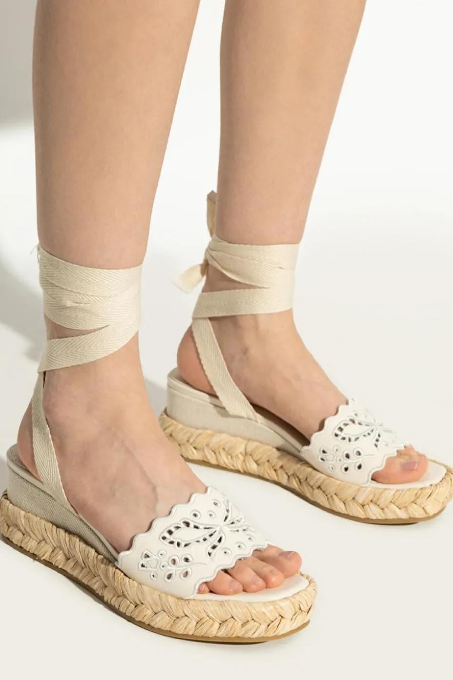 Jimmy Choo kremowy Sandały na koturnie `Arlee`