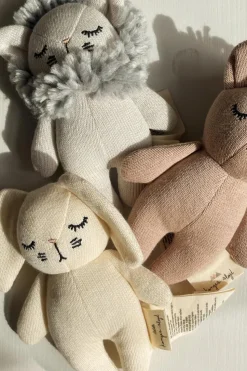 Konges Sløjd kremowy Grzechotka w kształcie misia