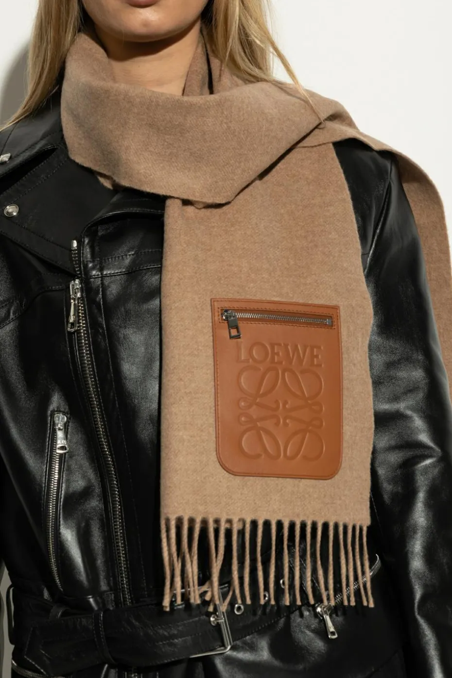 Loewe beżowy Szal z kieszenią