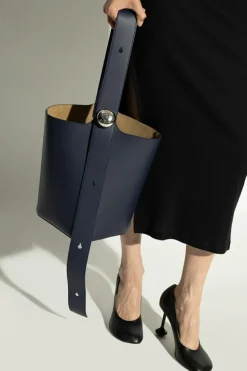 Loewe GRANATOWY Torba na ramię `Pebble Medium` typu `bucket`