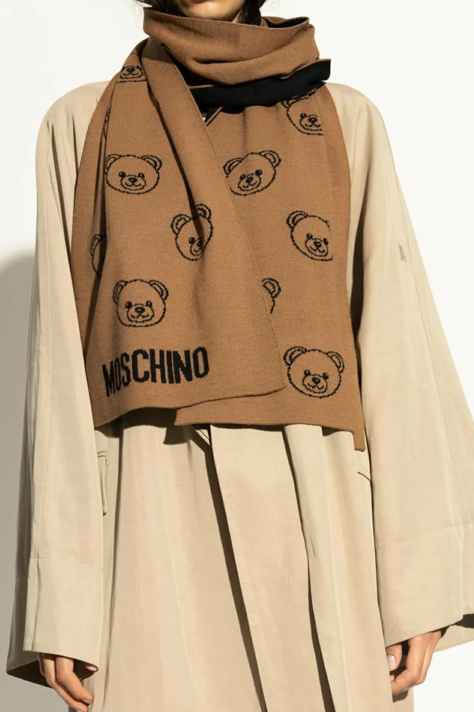 Moschino beżowy Szal z charakterystycznym motywem misia