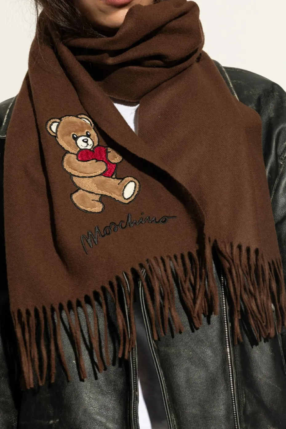 Moschino BRĄZOWY Wełniany szal z charakterystycznym motywem misia