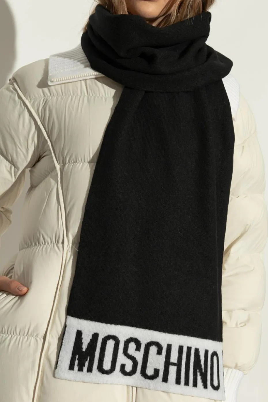 Moschino CZARNY Szal z logo